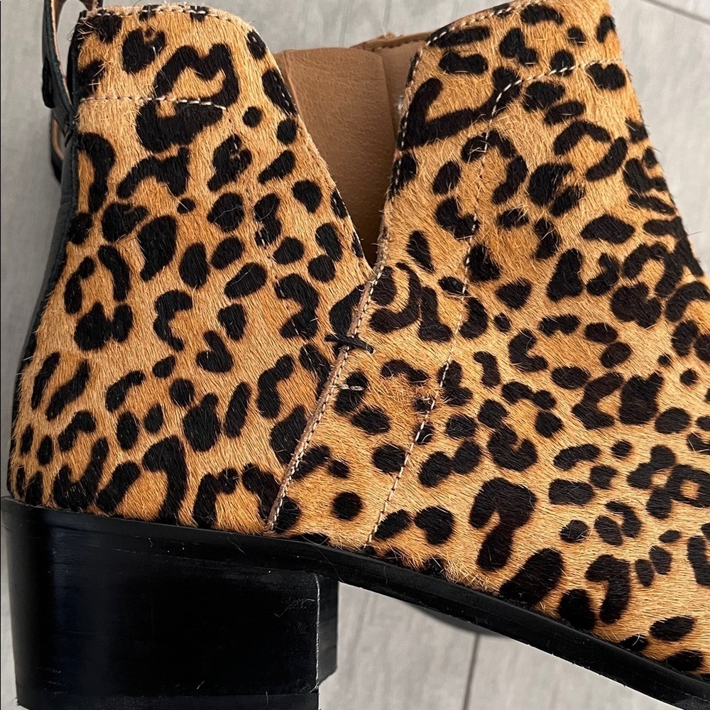 VIONIC NWOT Leopard Print Fur Leather Ankle Boots V Cutout, Size 8 - Picture 11 of 11
